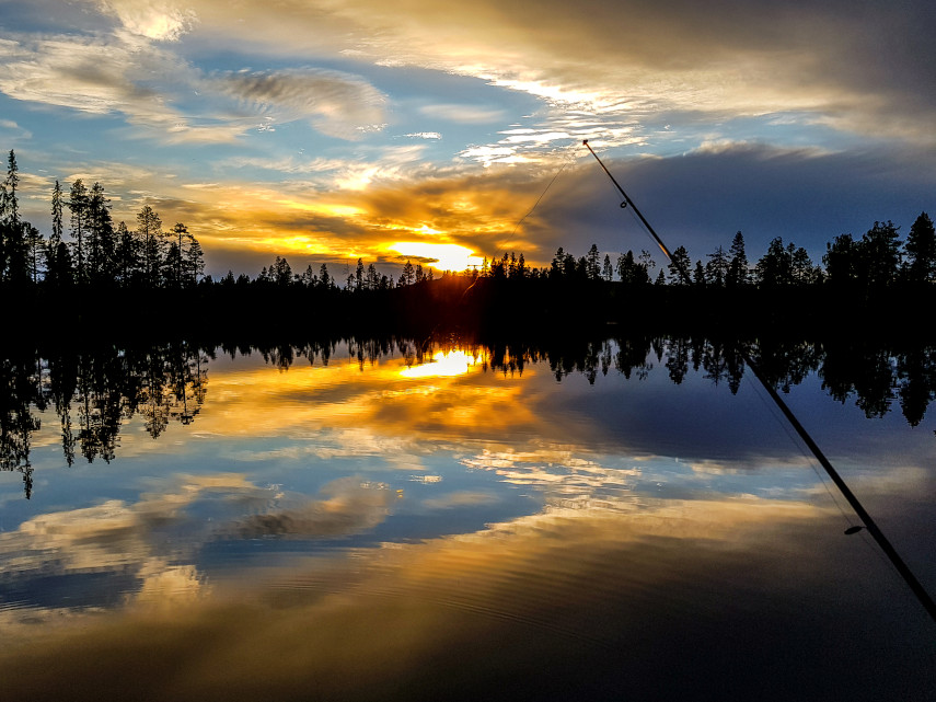 Vakker solnedgang med fiskestang