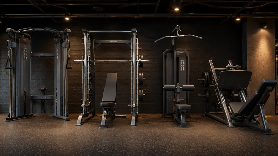 Kommersielle gymmaskiner til profesjonelt treningssenter - latstrekk, smithmaskin og benpress