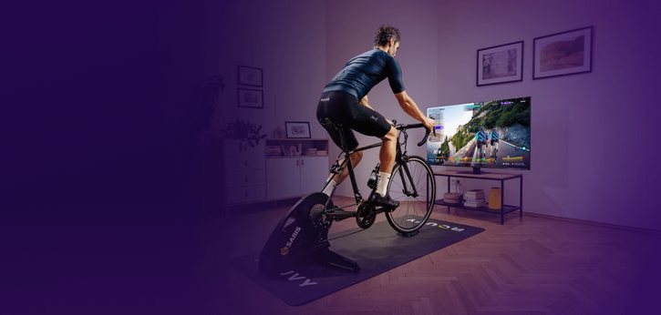 Syklist på rulle foran TV-en med Rouvy i gang