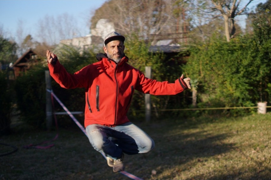 Øv balansen med ulike øvelser på slackline