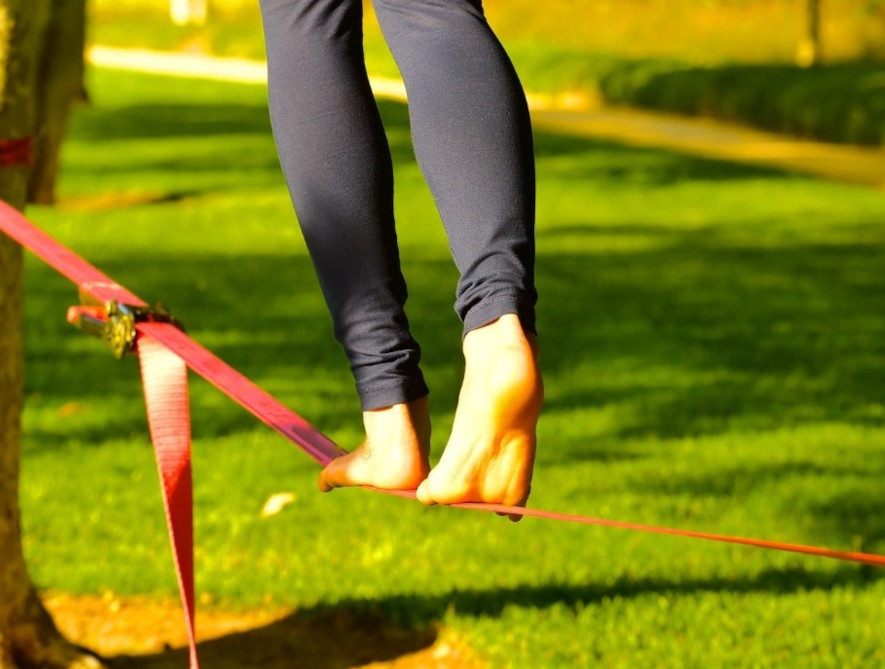 Rød slackline montert i en park