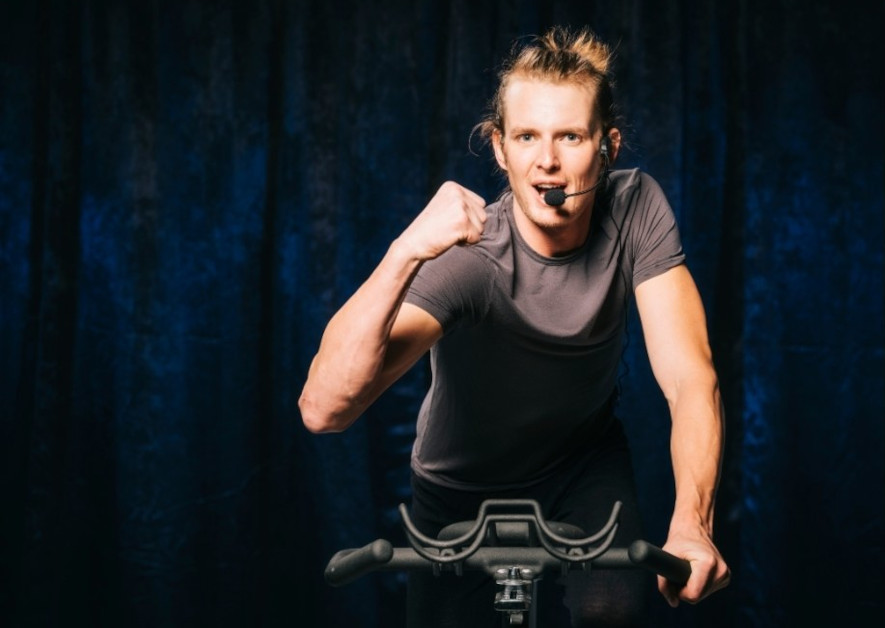 Spinninginstruktør pepper deltakere online