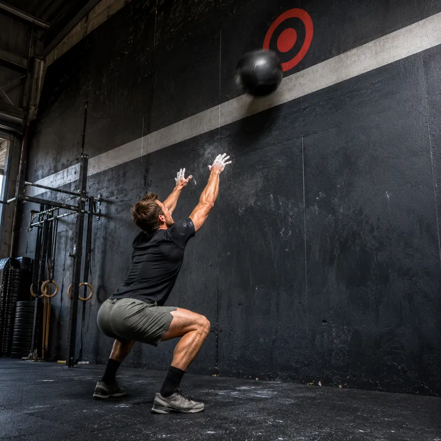 Wall ball i crossfit - kaste medisinball mot blink på veggen for helkroppstrening