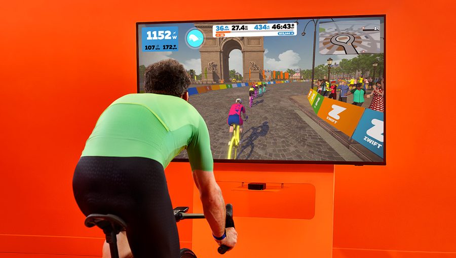 Syklist som kjører Zwift på en TV-skjerm