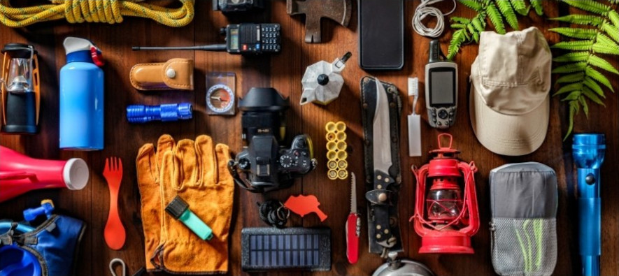 Mye friluftsutstyr lagt ut på et bord